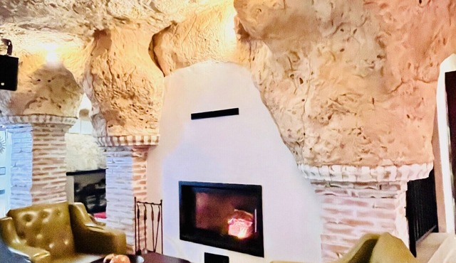Cave House El Nido in Cuenca with swimming pool, fireplace and full rentals