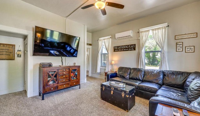 Cave Springs Home about 16 Mi to Razorback Stadium!