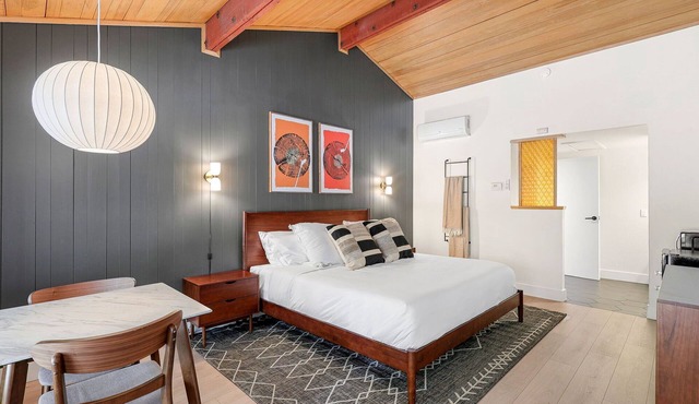 Cave Springs Resort Hotel Room 5 (Visit Mt Shasta)