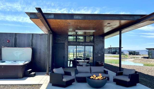 CaveB Lake House - come for concerts, or a relaxing get away in the sunshine