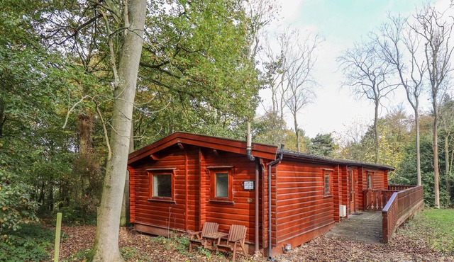 CAVENDISH LODGE (NO. 60), pet friendly, with a garden in Louth