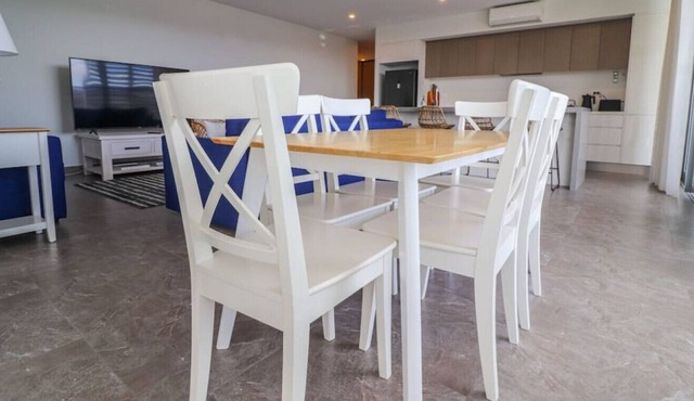 Caves Beach Retreat - beach and local cafes