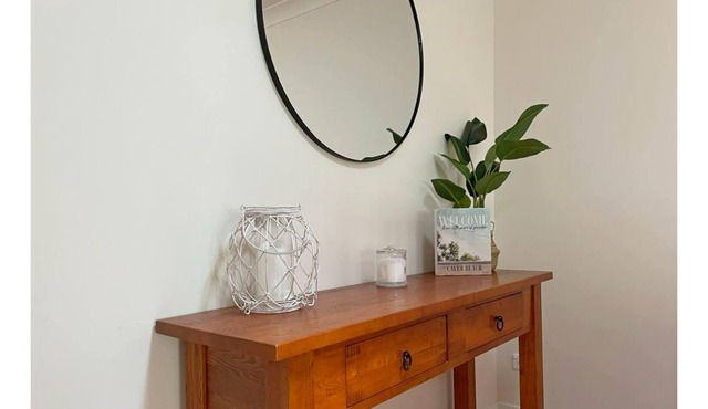 Caves Beach Villa - walk to beach, cafes and shops