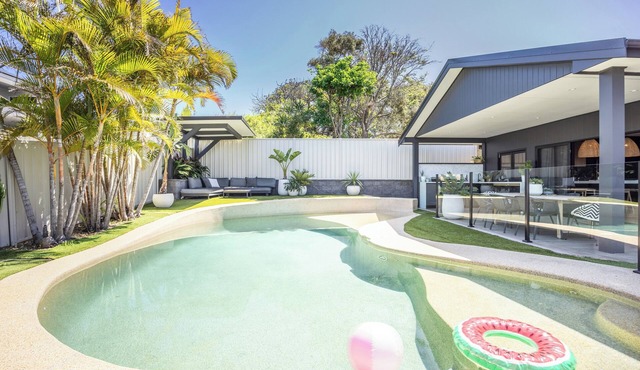 Caves Coastal Escape – Beachside Getaway with Pool (Sleeps 11)