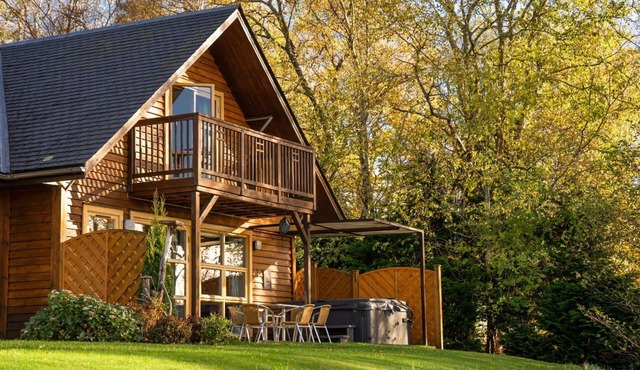 Cawdor Diamond Lodge with hot tub and Loch views