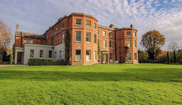 CAYNHAM COURT, pet friendly, luxury holiday cottage in Ludlow