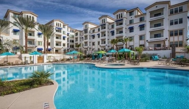 CAYS PENTHOUSE Overlooking POOL! 30 night min