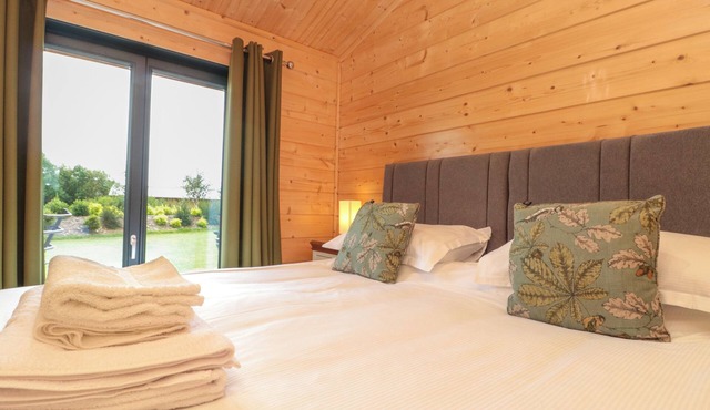 CAYTHORPE LODGE, pet friendly, country holiday cottage in Nafferton