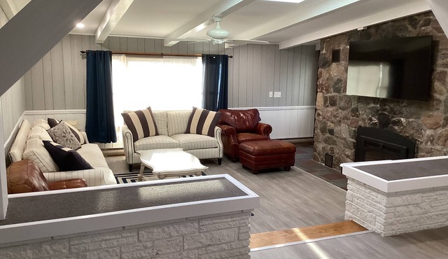 Cayuga Lake Views Sleeps 10 Near Aurora & Wineries Wedding Ready