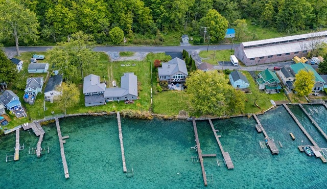 Cayuga Waterfront | Al Fresco Dining | 14 Guests