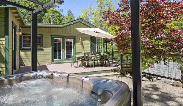 Caz-A-Verde ~ Beautiful Spot along well-known cycle route, hot tub, forest