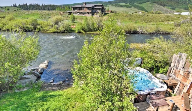 CB River Cabin: Amazing Views, Quiet Location, Hot Tub on the River!