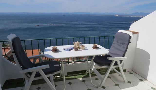 CB. Semi-detached house with incredible sea view and community pool.