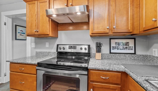 CB90 Cottage: USC, Fort Jackson, Downtown Columbia