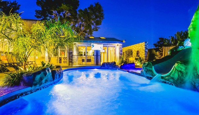 CC Upscale Modern 9BD/8BA Villa w/Entertainment Amenities. Sleeps 30!