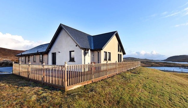 CEANN AN LOCH COTTAGE, pet friendly, with a garden in Balallan