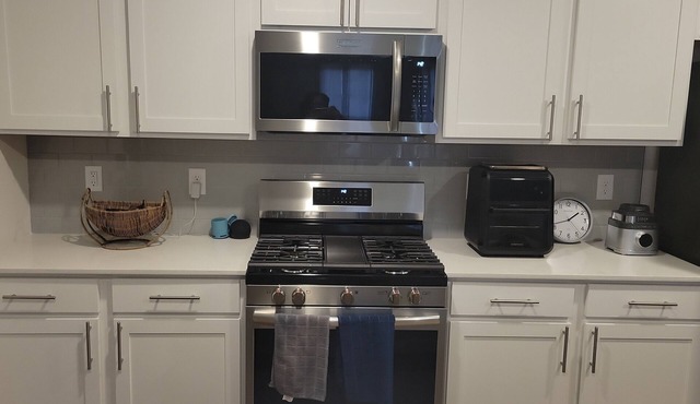 Cecile's Charming 2-bedroom house in enchanting Statesville with AC, WiFi