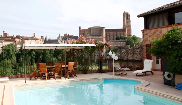 Cécile’s Room with Shared Pool, Wi-Fi, and Air Conditioning