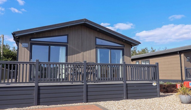 CEDAR 1, family friendly, with pool in Lyme Regis