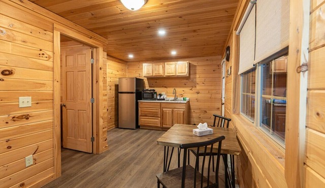 Cedar #2- Cozy 1 BR Suite