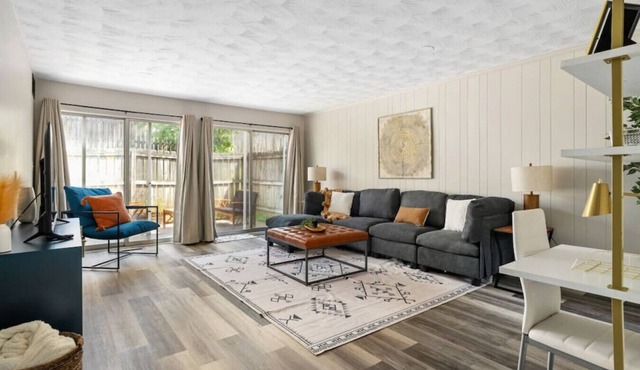 Cedar and Oak - 2 BR, King Beds, Patio