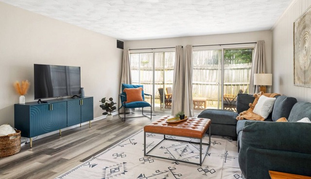 Cedar and Oak - 2 BR, One Story Apartment, King Beds, Private Patio