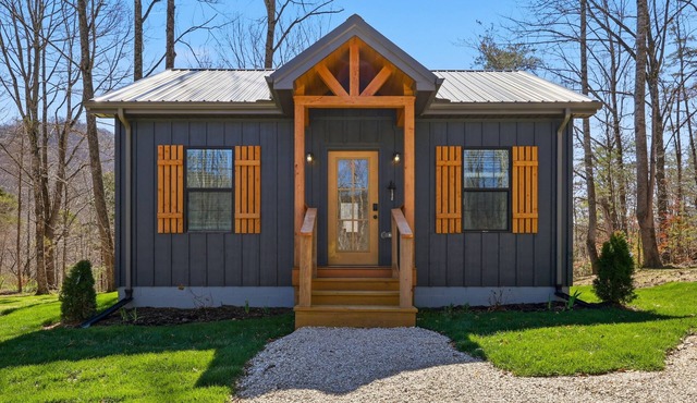 Cedar and Sky -NEW- charming 1 bedroom cabin with hot tub - fully stocked