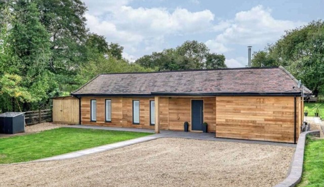 Cedar Barn Getaway, 3 Bed, Sleeps 6, Parking