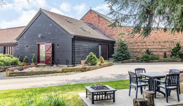 Cedar Barn - UKC5406