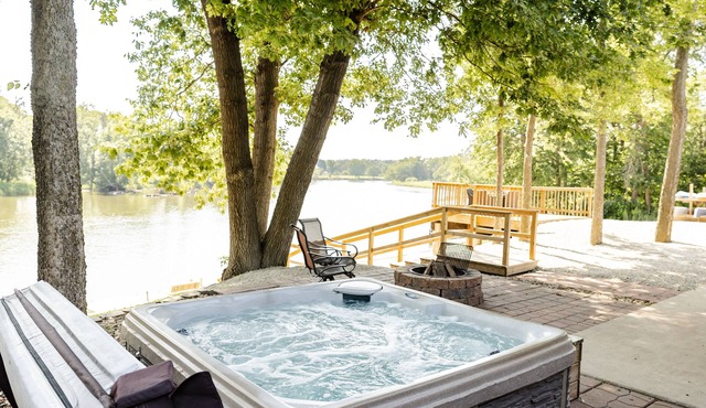 Cedar Bend Cabin with 4 person hot tub!