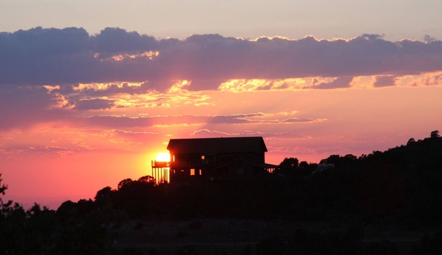 Cedar Bend Lodge Cabin @ Whispering Oaks, 20 miles from Moab!