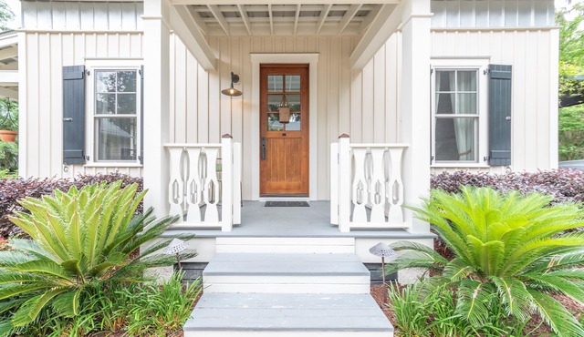 Cedar Bluff Cabin in May in Old Town Bluffton on the river