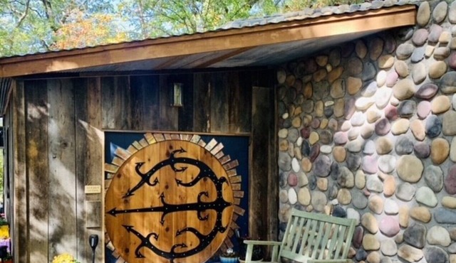 Cedar Bluff Hobbit House - Lake View, 3 private gated acres