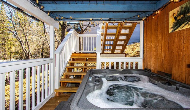 Cedar Cabin A: Hot Tub, EV Charger, Sugarloaf Walking Trails
