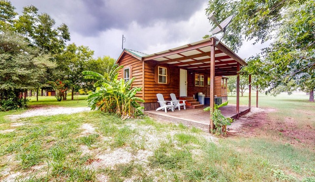 Cedar Cabin with Pretty Pond, Beach, Swimming Deck & Tropical Hut/Bar