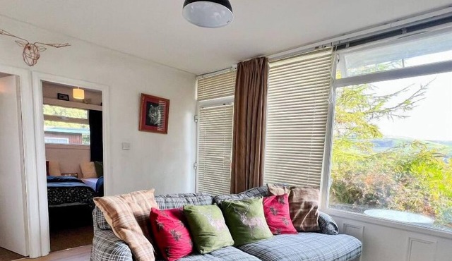 Cedar Chalet in Snowdonia Wales. Stunning Woodland Views & Pool, Family & Pets