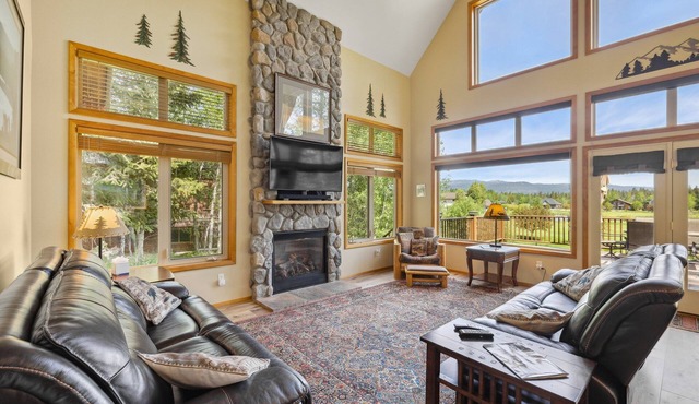 Cedar Chalet -on golf course, clubhouse access with gym, seasonal pool & hot tub