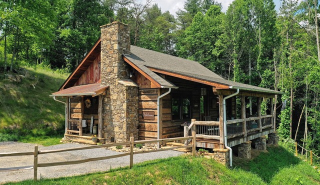 Cedar Cliff Cabin at Rivers Edge Rentals. Luxurious reclaimed 125 year old cabin