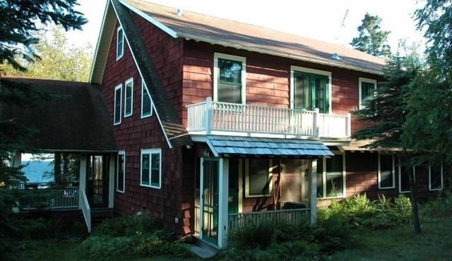 Cedar Cliff Retreat - Stunning 1920's Craftsman on Lake Superior Shore