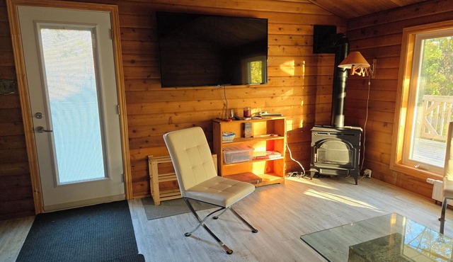 Cedar Cottage Dream - Newly Renovated and Sleeps 5