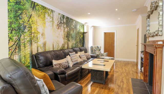 CEDAR COTTAGE, pet friendly, with open fire in Blofield