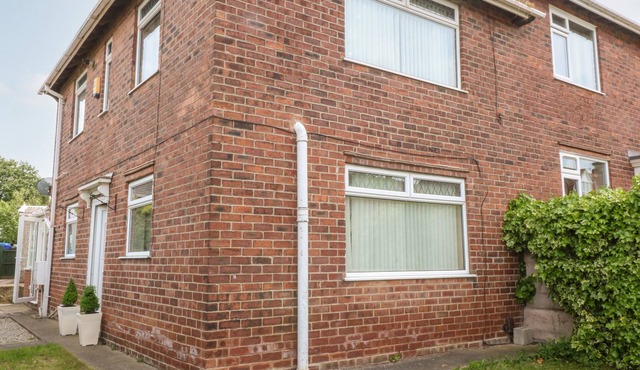 CEDAR COTTAGE, pet friendly, with a garden in Hollingwood