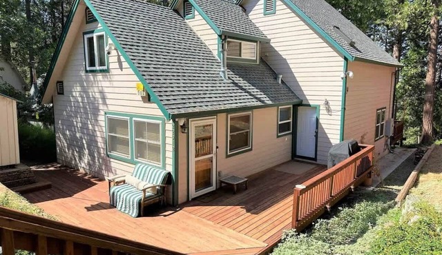 Cedar Cove Retreat – Spacious Cabin w/Lake Access & Multiple Living Areas in Twain Harte