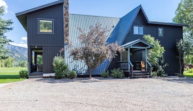 Cedar Creek Chalet ⁓ Snowmobilers Dream ⁓ Hot tub ~ Great Views