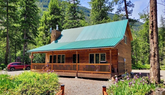 Cedar Creek Cabin in Lost River, Dog Friendly!