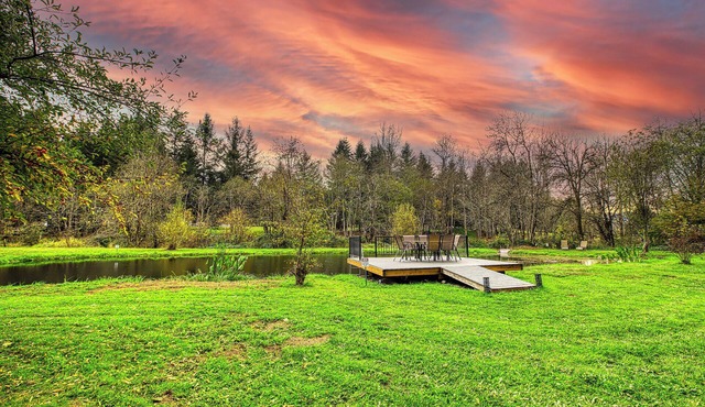 Cedar Creek Escape: Spacious 4 Bedroom Chateau, Private Pond & Creek Frontage