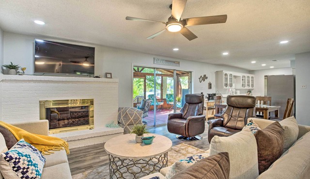 Cedar Creek Lake Home: Private Dock & Hot Tub