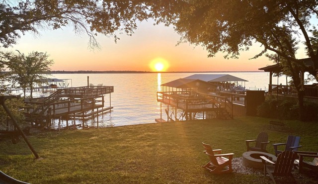 Cedar Creek Lake front! Canton, Large fenced yard, WIFI, Kayaks, Swings…