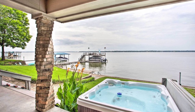 Cedar Creek Lake House w/ Private Hot Tub!
