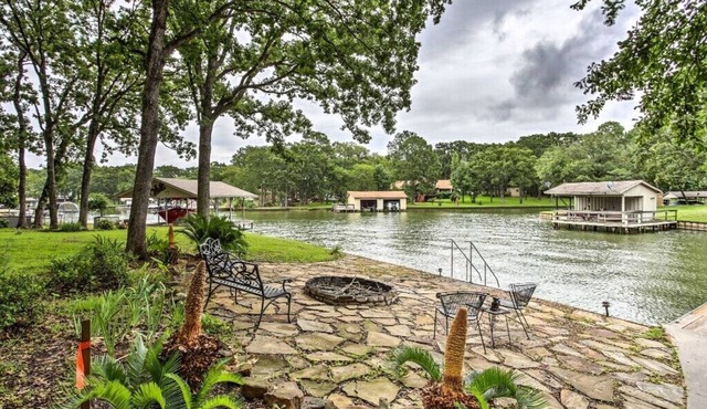 Cedar Creek Lake House - Two Docks, Boat Slips, Swimming, Fishing, Games & More
